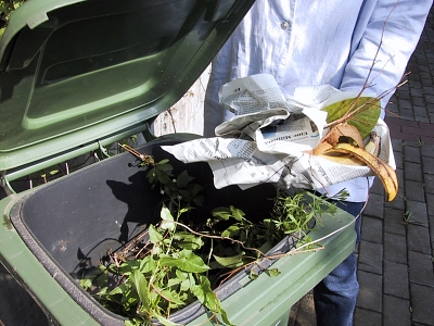 Biotonne im Sommer Biotonne mit Papier