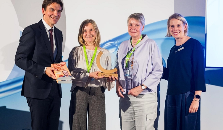 Ninette Guse und Maren Reimann bekommen den Preis für den 2. Platz überreicht