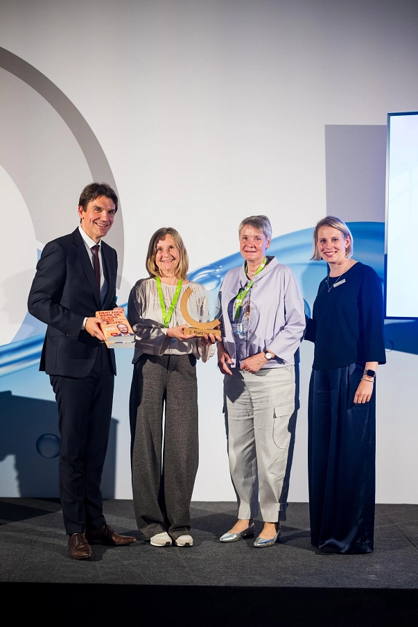 Ninette Guse und Maren Reimann bekommen den Preis für den 2. Platz überreicht&nbsp;&copy;&nbsp;Jan-Philipp Burmann / City-Press GmbH Bildagentur
