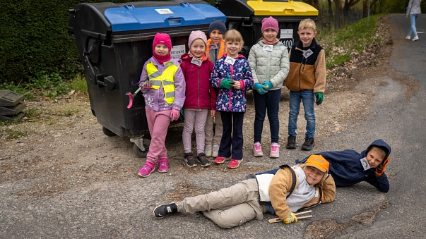 Kinder, die an der Putzaktion teilnehmen, posieren für ein Foto&nbsp;&copy;&nbsp;Göttinger Entsorgungsbetriebe