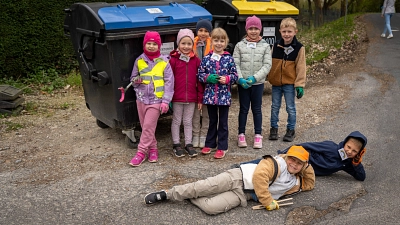 Einige der sammelnden Kinder der Regenbogenschule Kinder, die an der Putzaktion teilnehmen, posieren für ein Foto