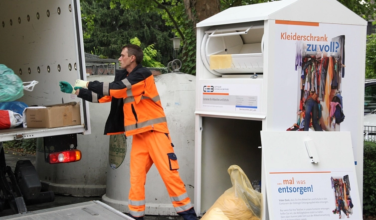 Leerung der Altkleidercontainer