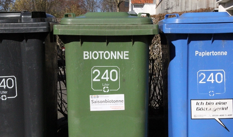 Drei Abfallbehälter nebeneinander, die Restmülltonne, die Saisonbiotonne und eine Papiertonne