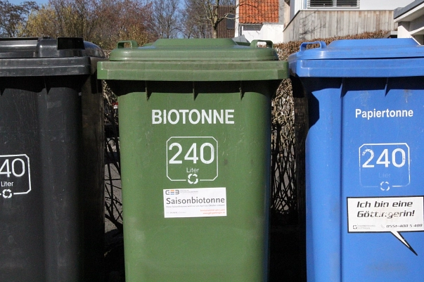Drei Abfallbehälter nebeneinander, die Restmülltonne, die Saisonbiotonne und eine Papiertonne&nbsp;&copy;&nbsp;Göttinger Entsorgungsbetriebe