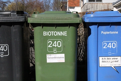 Saisonbiotonne Drei Abfallbehälter nebeneinander, die Restmülltonne, die Saisonbiotonne und eine Papiertonne