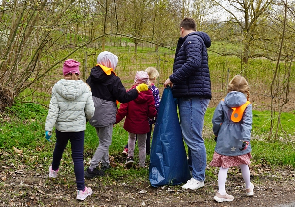 Sammelnde Kinder Kinder sammeln Abfälle und entsorgen sie in einem Sack © Göttinger Entsorgungsbetriebe
