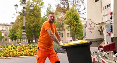 Wertstofftonne Müllwerker zieht die gelbe Wertstofftonne